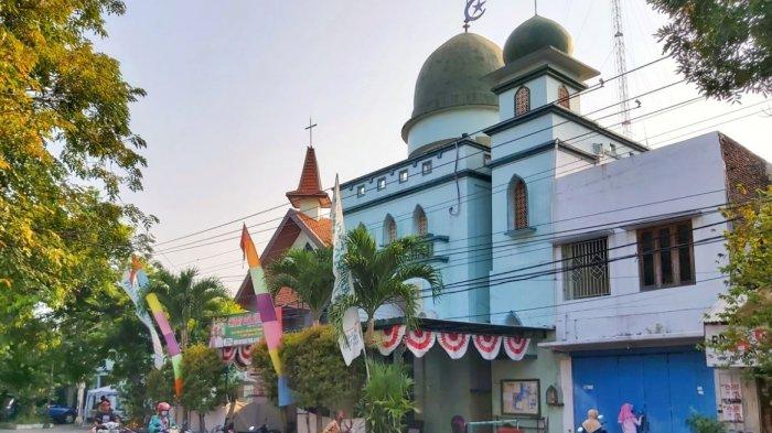 Toleransi Umat Beragama, Gereja dan Masjid Ini Berdampingan